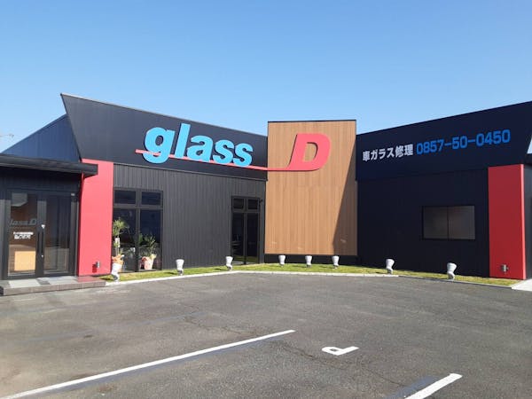 飛び石などの車のフロントガラスのヒビなら、glassD(グラスディー)に交換・修理・リペアをお任せ